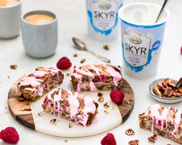 Barres de petit-déjeuner aux noix de pécan, aux framboises et Arla Skyr 0% Barres de petit-déjeuner aux noix de pécan, aux framboises et Arla Skyr 0%